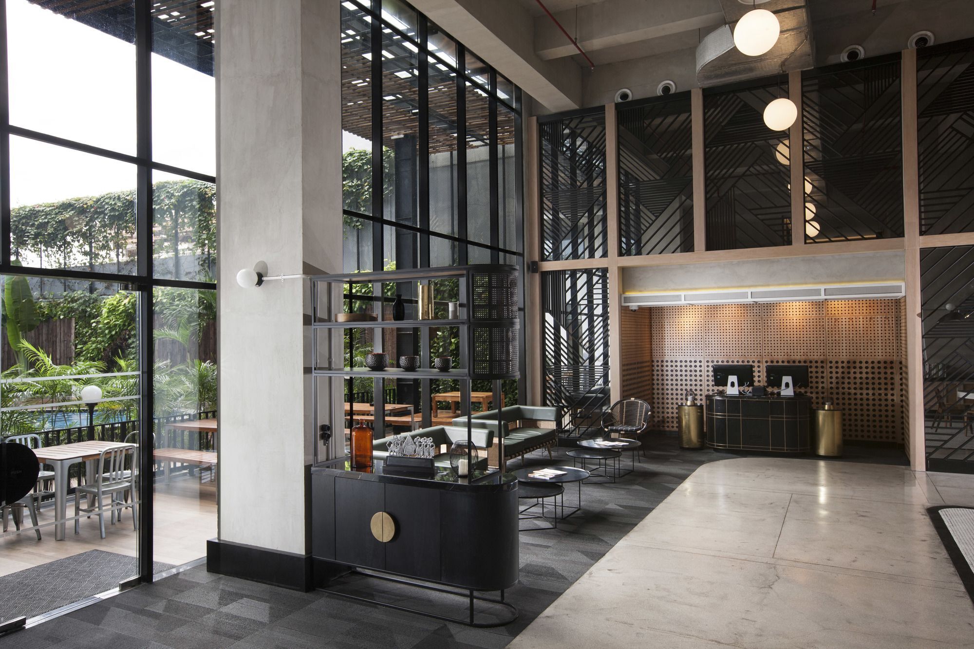 Gaia Cosmo Hotel Джокьякарта Экстерьер фото